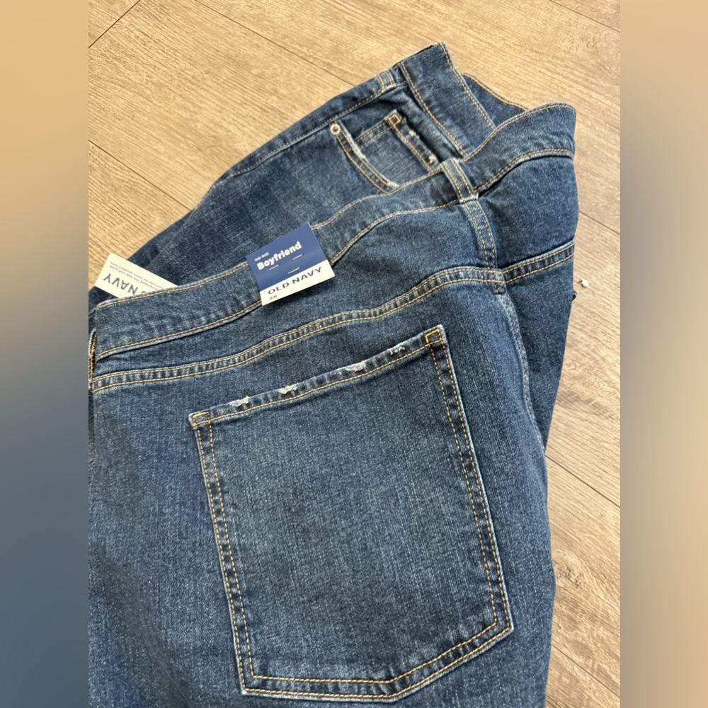 BUNDLE 2 ITEMS FOR $8✨

OLD NAVY mid-rise boyfriend jeans ✨ - Picture 10 of 11